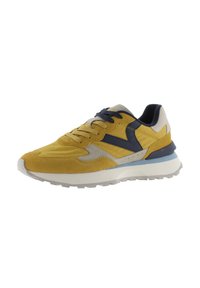 Sneaker giallo in suede e mesh con accenti blu navy e grigi, tomaia testurizzata e suola in gomma bianca. Caratterizzato da un tradizionale design con lacci.