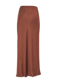 Jupe maxi en satin marron avec une texture lisse, taille ajustée et un design drapé asymétrique. Aucun matériel ou motif visible.