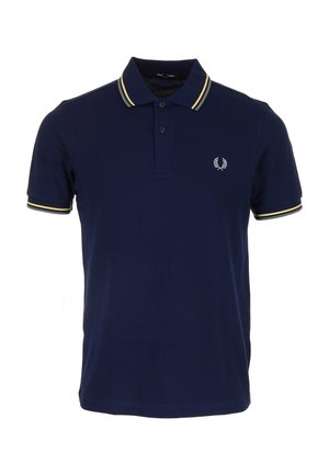 Polo bleu marine à manches courtes, patte de boutonnage à deux boutons, col et bords des manches rayés jaune et blanc, avec un petit logo laurier blanc sur la poitrine.