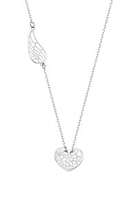 Srebrny naszyjnik z zawieszką w kształcie skrzydła i filigranowym sercem, zawieszony na delikatnym łańcuszku.