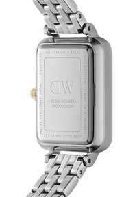 Reloj de acero inoxidable con caja rectangular, pulsera de malla metálica, acento dorado en la corona y detalles grabados en la parte trasera. Resistente al agua.