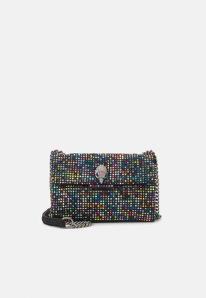 Sac à main rectangulaire noir orné de clous ronds colorés, fermoir décoratif argenté et bandoulière chaîne argentée avec un coussinet d’épaule en cuir noir.