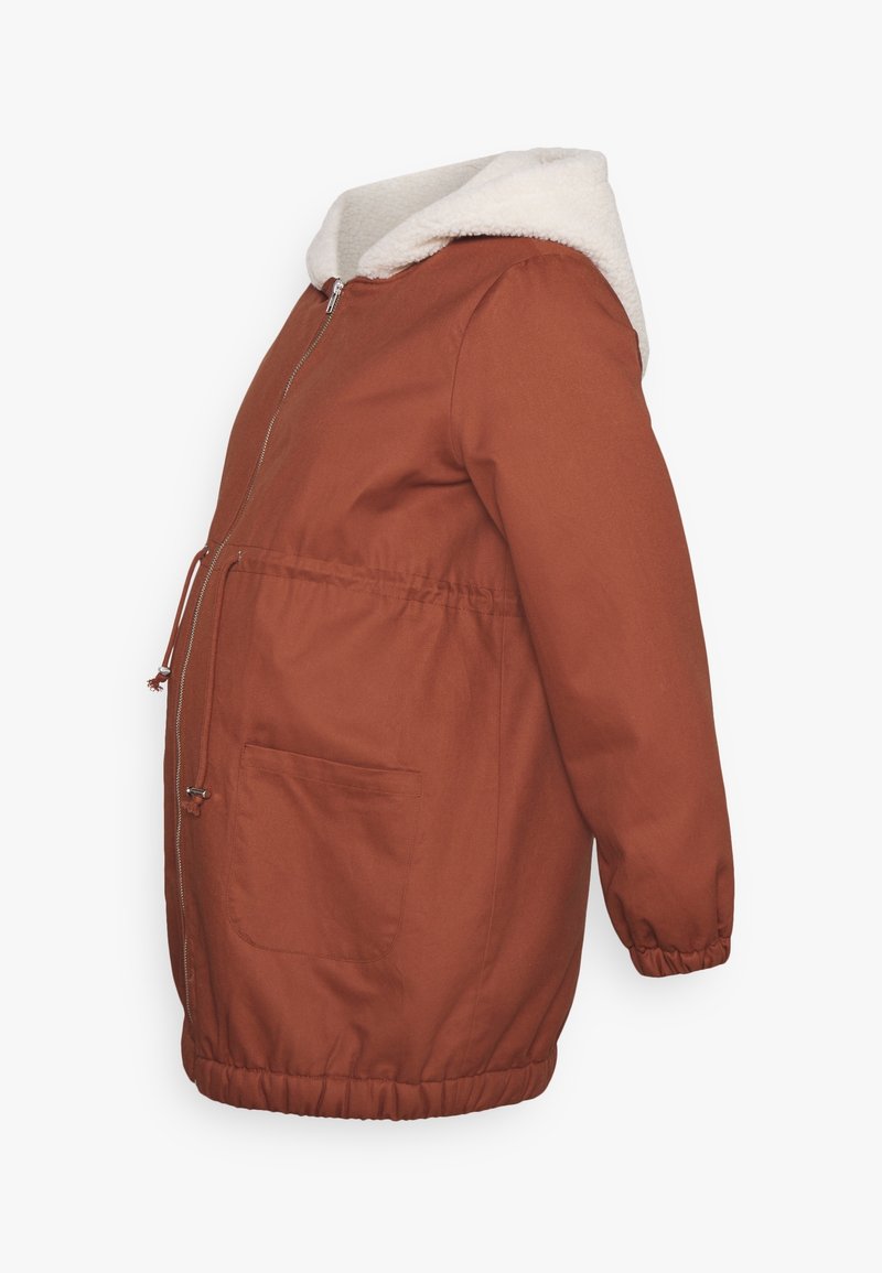 Chaqueta larga naranja con capucha forrada de borrego blanco, cierre de cremallera, puños elásticos, cintura con cordón ajustable y un bolsillo delantero.