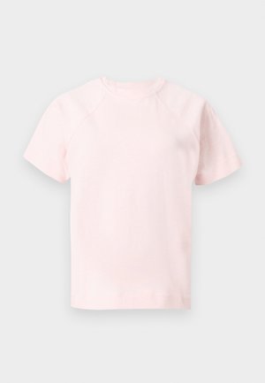T-shirt rose pâle à manches courtes et col rond avec manches raglan, présenté sur un fond gris uni.