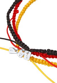 Snodd armband med flätade svarta, röda och gula snören, med tre silvertaggar märkta "925" som detaljer.