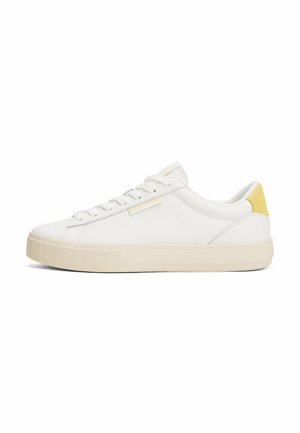 Sneaker bianco in pelle con suola in gomma testurizzata, dettagli beige e lacci bianchi piatti. Presenta un piccolo logo sul lato.