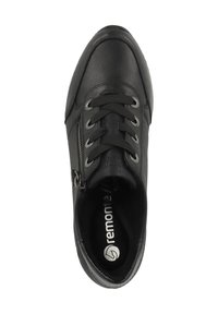 Černá kožená teniska s kulatou špičkou, šněrováním a bočním zipem. Má hladkou texturu a potisk loga na stélce.