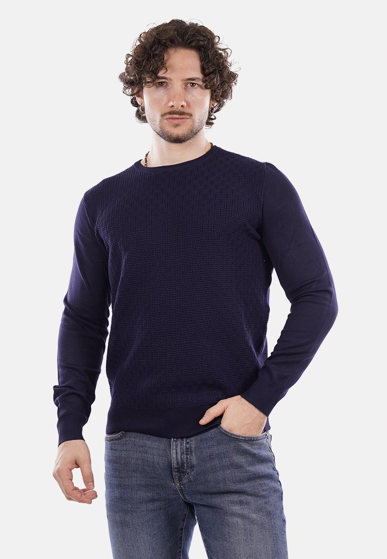 Maglione lavorato a maglia blu navy con maniche lunghe, caratterizzato da un motivo testurizzato sul davanti, scollatura rotonda e polsini e orlo a coste.
