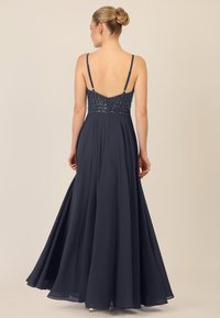 Marineblaues Kleid mit zartem, mit Perlen besetztem Oberteil und verstellbaren Trägern, fließendem Chiffonrock und einem verdeckten Reißverschluss auf der Rückseite.