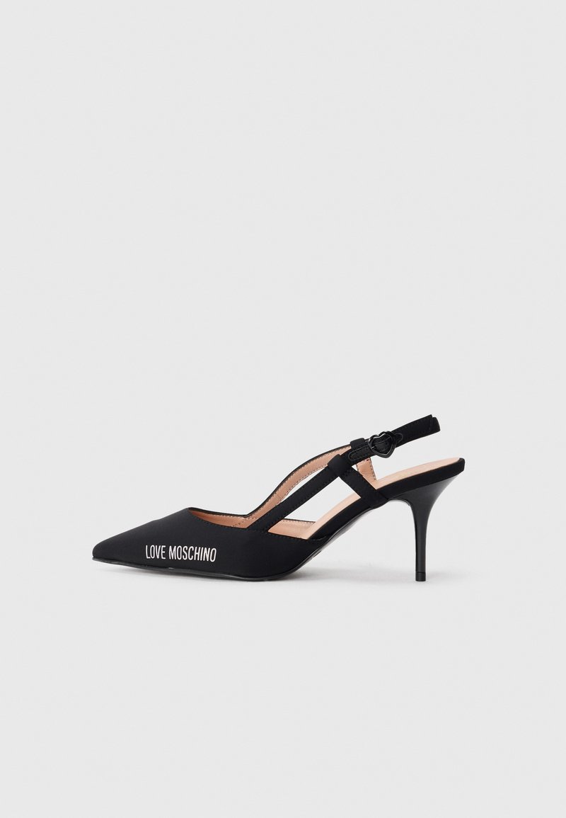 Pantofii negri cu toc înalt, tip slingback, cu vârf ascuțit, având un design cu curea și logo-ul "LOVE MOSCHINO" pe lateral. Textură netedă.