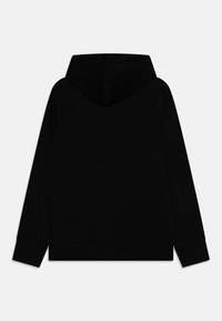 Felpa nera con cappuccio grande e strutturato e polsini a costine. Il tessuto appare liscio con un colore uniforme e senza motivi visibili.