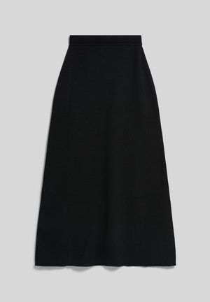 Jupe noire en ligne A avec une taille cintrée, tombant à mi-mollet sur un fond gris clair uni.
