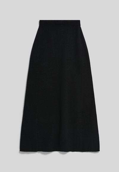 Jupe noire en ligne A avec une taille cintrée, tombant à mi-mollet sur un fond gris clair uni.