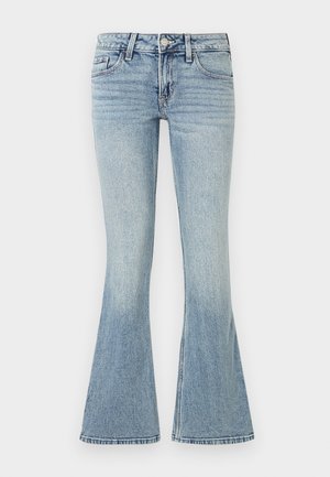 Jeans de ganga azul claro, com corte flare, apresentando fecho frontal por botão, cinco bolsos e um leve desbotamento ao longo das pernas.