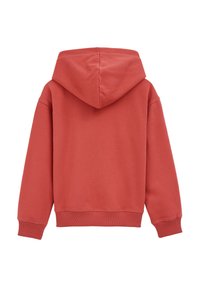 Sudadera roja de manga larga con puños y bajo acanalados, vista desde la parte posterior sobre un fondo blanco.