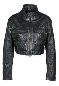 Schwarze, taillierte Lederjacke mit hohem Kragen, einem Reißverschluss auf der Vorderseite und zwei Brusttaschen. Hat eine strukturierte Oberfläche und lange Ärmel.