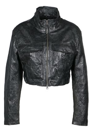 Černá zkrácená kožená bunda s vysokým límcem, předním zipem a dvěma kapsami na hrudi. Vyznačuje se textured povrchovou úpravou a dlouhými rukávy.