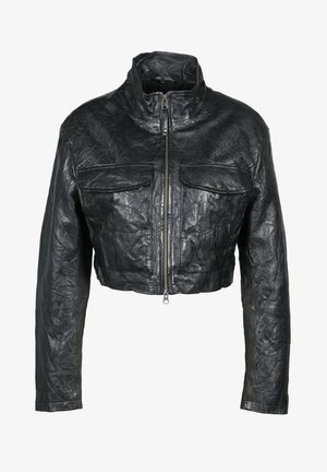 Chaqueta de cuero negra cortada con un cuello alto, cremallera frontal y dos bolsillos en el pecho. Presenta una superficie texturizada y mangas largas.