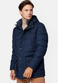 Granatowa kurtka puchowa z zapięciem na zamek i guziki, trzy przednie kieszenie oraz regulowany kaptur; pikowana tekstura, materiał izolacyjny.