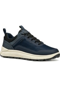 Scarpe sportive blu navy con una tomaia sintetica testurizzata, accenti in rete nera e una suola intermedia bianca imbottita con motivi ondulati.