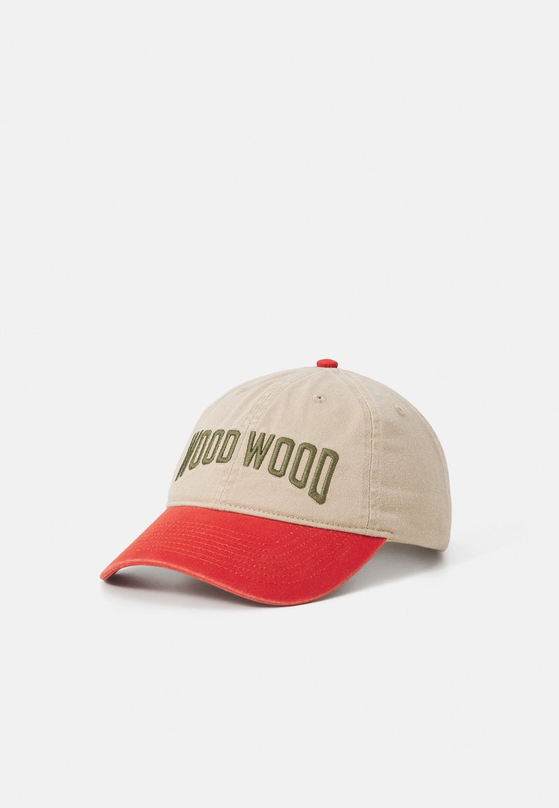 Justerbar baseball caps med en beige bomullskrone, rød brem og grønn "WOOD WOOD" brodering på forsiden. Har en toppknapp.