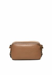 Borsa a tracolla in pelle color cuoio con forma rettangolare, chiusura con zip e dettagli in metallo dorato. Texture liscia e senza motivi.