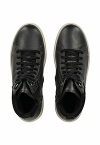 Zwarte leren hoge sneakers met zwarte veters, een gestructureerde afwerking, ritssluitingen aan de zijkanten en een beige rubberen zool.