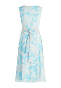 Hellblaues ärmelloses Kleid mit Blattmuster, strukturiertem Stoff und einem gebundenen Taillengürtel. Mit einem Reißverschluss auf der Rückseite, knielange Ausführung.