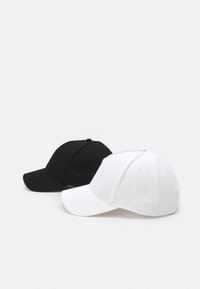 To baseballkasketter, en sort og en hvid, med et klassisk design, lavet af stof, med buede skygger og syede øjenlåg.