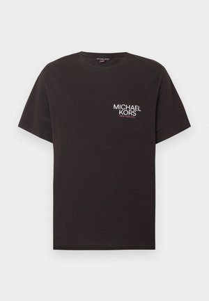 Čierne tričko s krátkym rukávom, okrúhlym výstrihom a bielym logom "Michael Kors New York City" na hornej ľavej strane hrudníka.