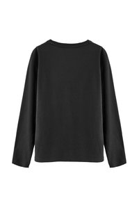 Camiseta negra de manga larga con cuello redondo, hecha de una tela suave. Presenta un diseño sencillo, sin patrones ni elementos metálicos. Espalda limpia y sin adornos.