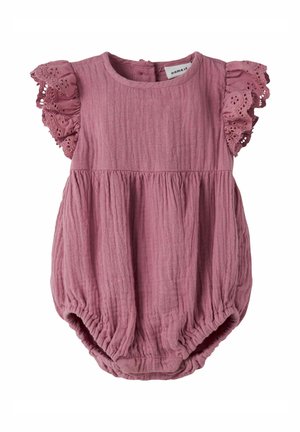 Pelele suave rosa para bebé con mangas de encaje con ojales y volantes, cintura fruncida y aberturas elásticas en las piernas.