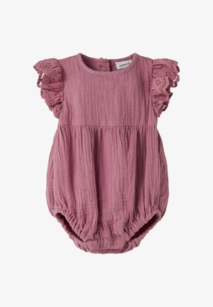 Pelele suave rosa para bebé con mangas de encaje con ojales y volantes, cintura fruncida y aberturas elásticas en las piernas.