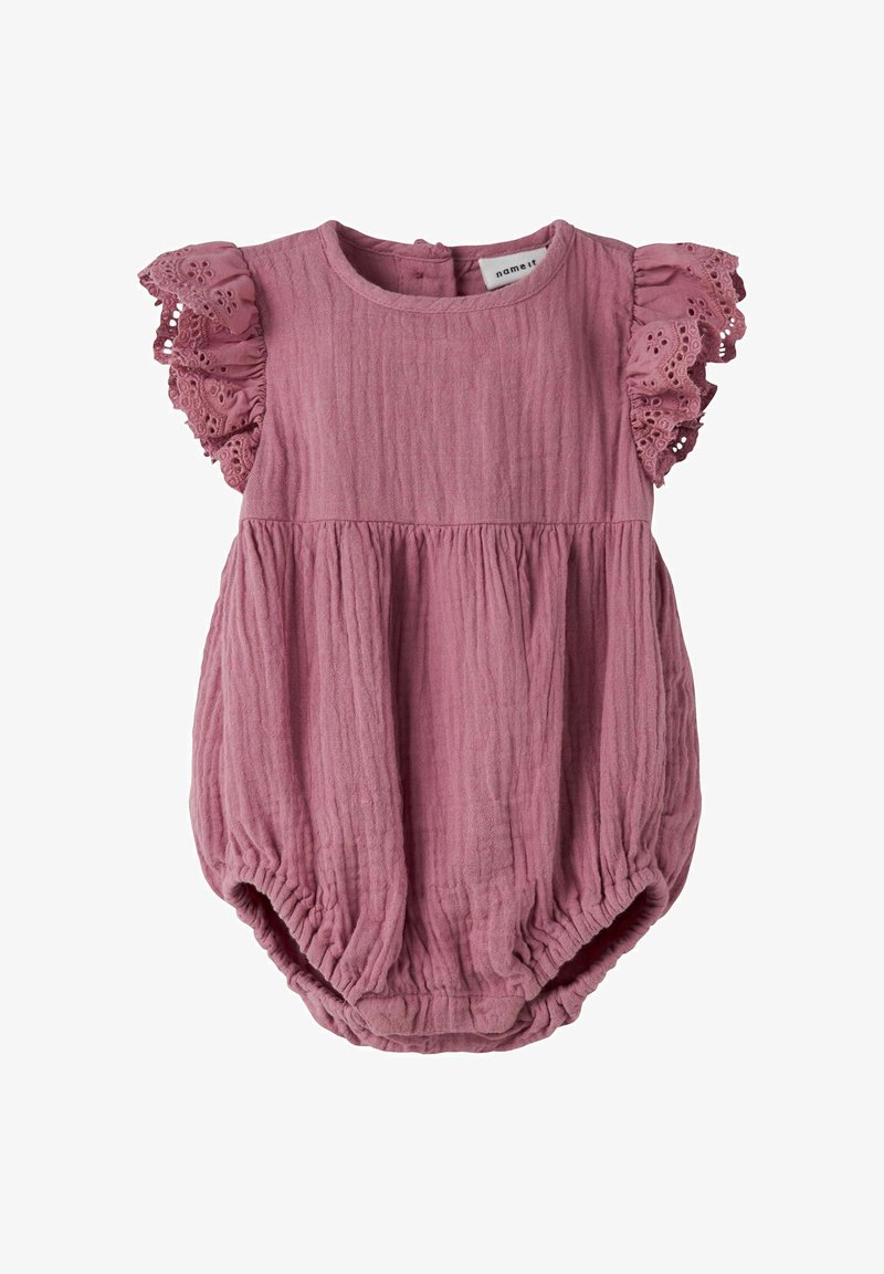 Barboteuse bébé rose doux avec manches en dentelle ajourée volantées, taille froncée et ouverture élastique aux jambes.