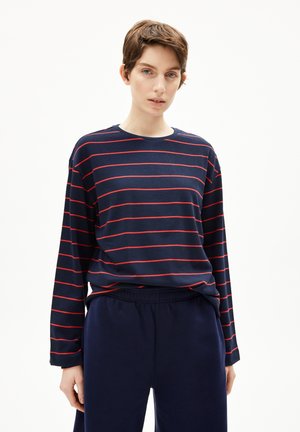 Marineblauwe longsleeve top met horizontale rode strepen, ronde halslijn en een comfortabele pasvorm; gecombineerd met marineblauwe broek met een elastische tailleband.