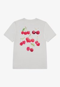 Λευκό βαμβακερό μπλουζάκι με πολύχρωμο γραφικό κερασιού στην πλάτη, με κόκκινα κεράσια και πράσινα φύλλα διατεταγμένα σε ένα παιχνιδιάρικο μοτίβο.