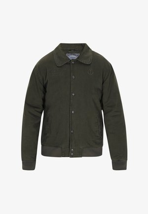 Olivazöld vászondzseki hegyes gallérral, gombos záródással és oldalsó zsebbel. Horgonylógóval és varrott szöveges részletekkel rendelkezik.