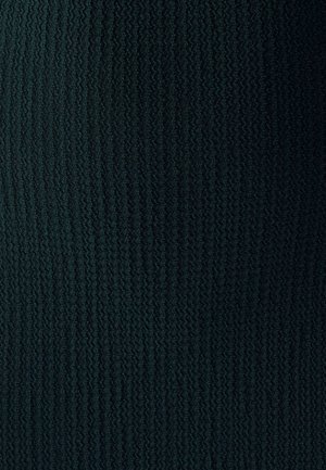 Diepgroene geribbelde brei stof met een gegolfd patroon, wat diepte en visuele interesse creëert met een subtiele glans.