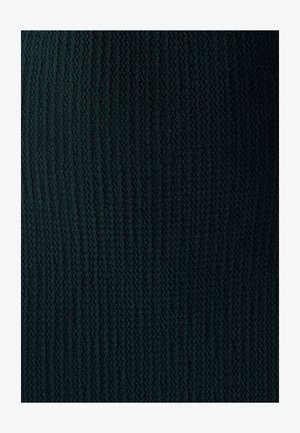 Diepgroene geribbelde brei stof met een gegolfd patroon, wat diepte en visuele interesse creëert met een subtiele glans.