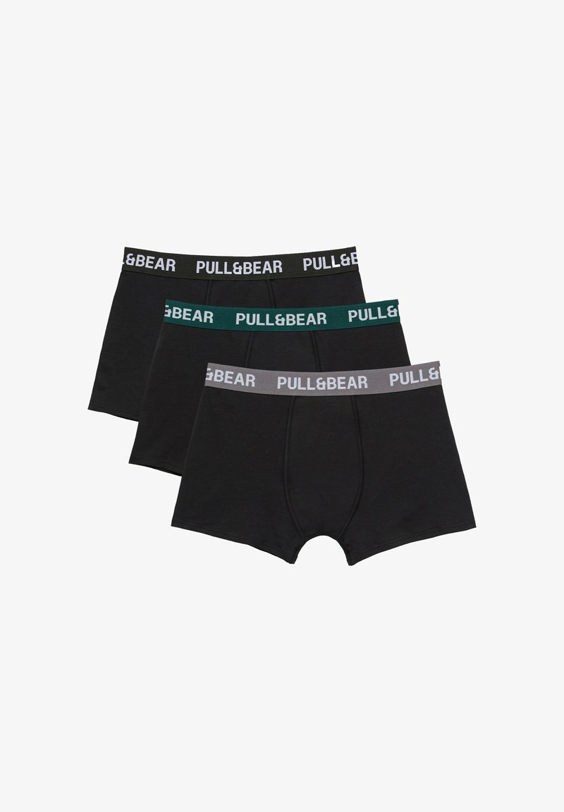 Trois boxers noirs pour hommes avec des ceintures élastiques en noir, vert et gris, chacun marqué du texte "PULL&BEAR".