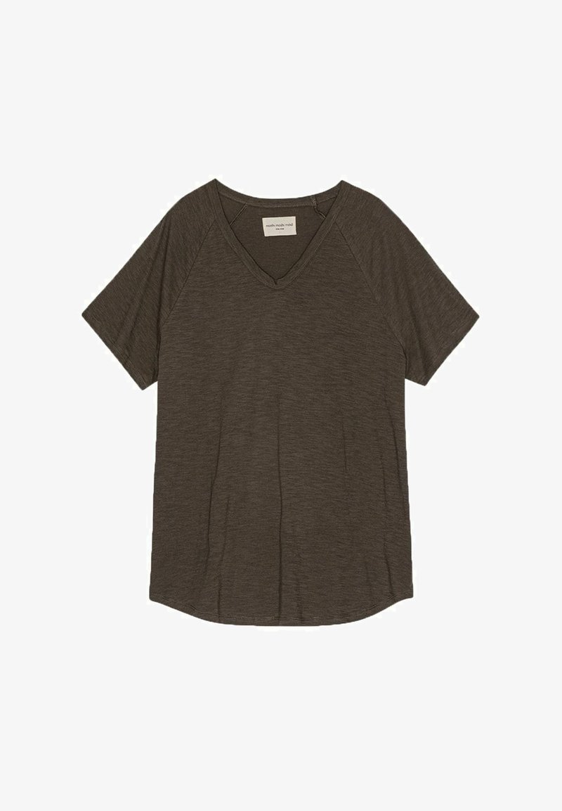 Tumepruun lühikeste varrukatega V-kaelusega T-särk, raglanvarrukatega, asetatud tasasele valgele taustale.