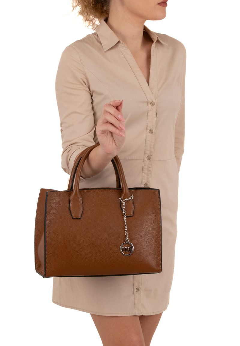 Mia Tomazzi 2 HANDLES - Sac ?� main - cognac - ZALANDO.FR