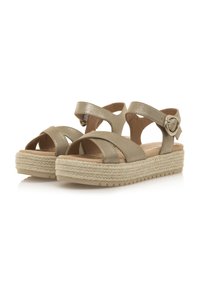 Sandalias caqui con diseño de tiras cruzadas, cierre de hebilla y suela de yute trenzado. Textura suave con altura de plataforma para mayor comodidad.