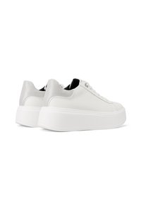 Sneaker platform bianchi a bassa cima con lacci e accenti grigi chiari sul tallone, mostrati dal retro su uno sfondo bianco.