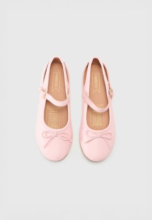 Zapatos planos de ballet de color rosa claro con punta redondeada, un pequeño lazo como adorno y una correa con hebilla. Material suave con una plantilla acolchada.
