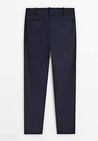 Pantalon formel bleu marine foncé avec passants de ceinture et deux poches passepoilées à l'arrière, présenté à plat sur fond blanc.