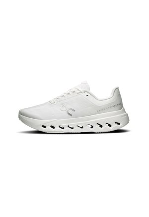 Weißer Sportschuh mit gepolsterter Sohle mit Ausschnitt-Design, Mesh-Obermaterial und Swiss Engineering Branding im Fersenbereich.
