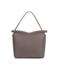 Sac à main en cuir texturé gris au design minimaliste. Présente un haut arrondi, une poignée unique et une fermeture éclair.