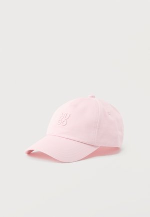 Casquette de baseball rose clair avec visière incurvée et logo "HUGO" brodé à l'avant, présentée sur un fond blanc.