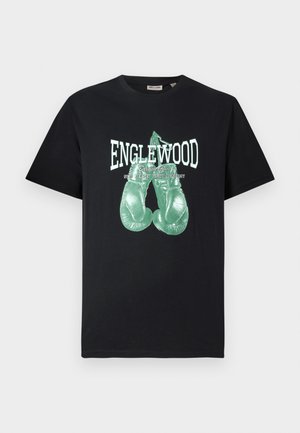 Tricou negru cu guler rotund, având un grafic cu mănuși de box verzi și textul "ENGLEWOOD Boxing Gym New Jersey Fight Academy" pe față.